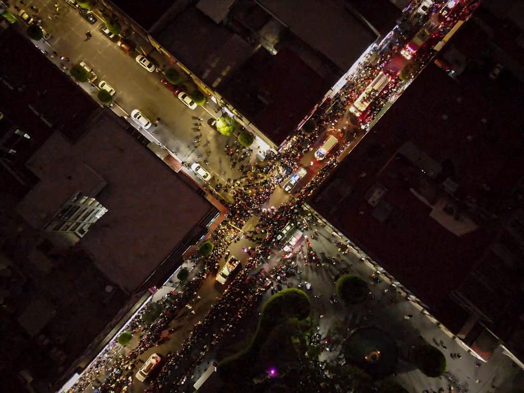 Miles de catrines llenan el centro de Texcoco en el desfile de Día de Muertos 