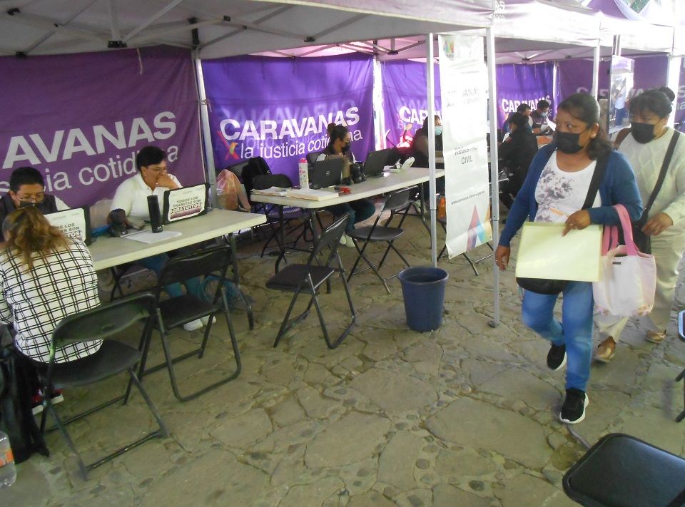 Habitantes beneficiados en Tepetlaoxtoc con Caravanas por la Justicia Cotidiana