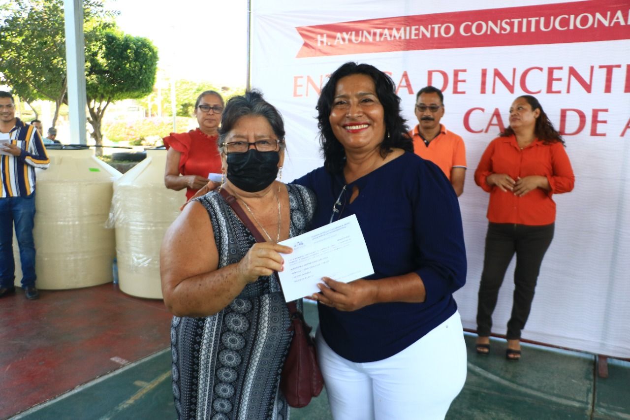 Entrega la alcaldesa Abelina López Rodríguez, incentivos del programa Impulso a la Economía de Grupos Comunitarios de Cadenas Productivas
