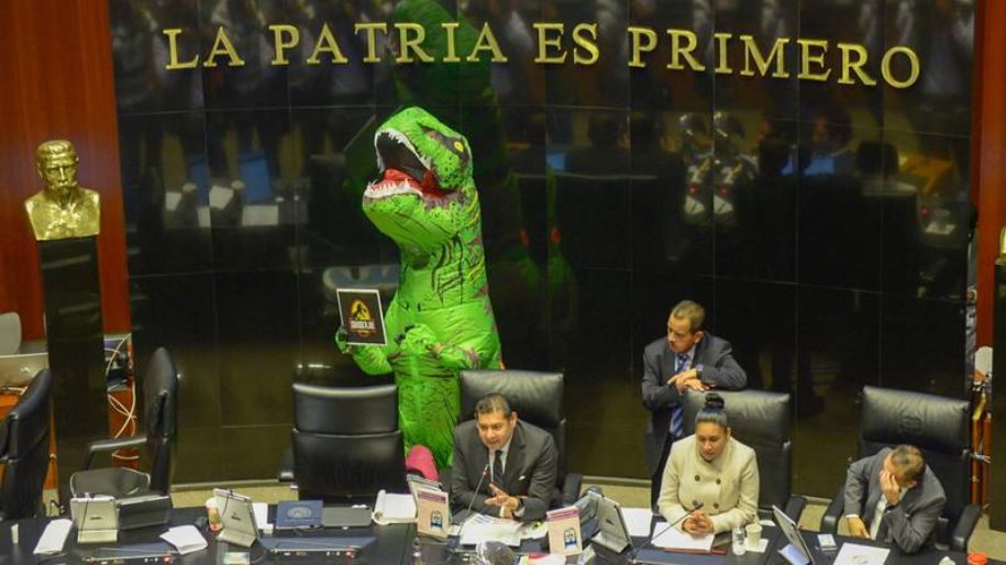 Se disfraza Xóchitl Gálvez de dinosaurio emulando al PRI, ese del que de hecho, es aliada 