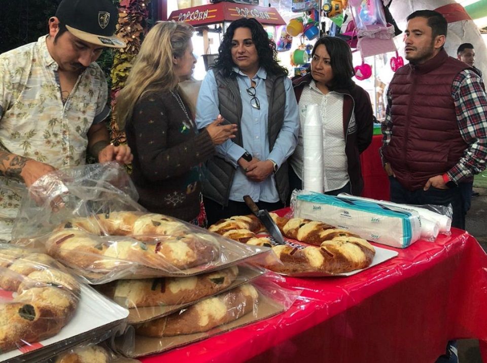 Comparten Rosca de Reyes y juguetes para niñas y niños texcocanos