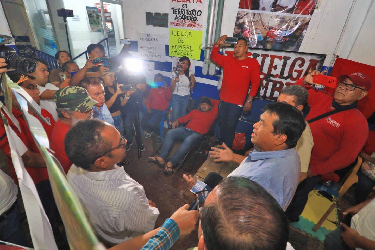Acuerdan funcionarios municipales mesa de trabajo con ex trabajadores