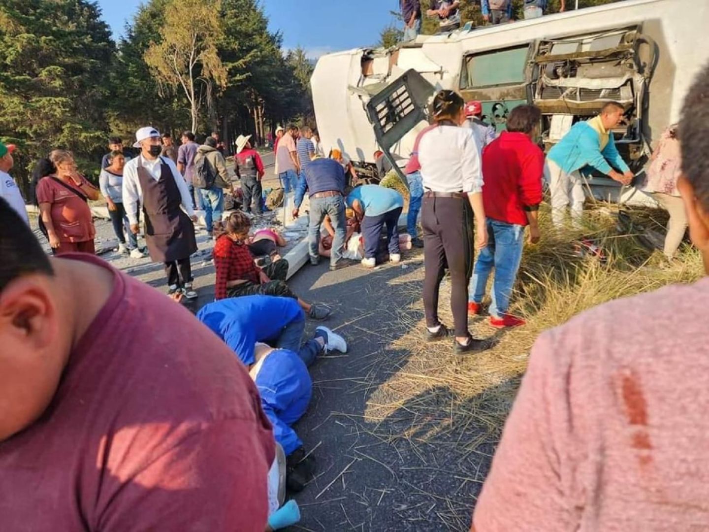 Reportan Tres Personas Fallecidas y 35
Lesionadas por Volcadura de Autobús de Pasajeros.