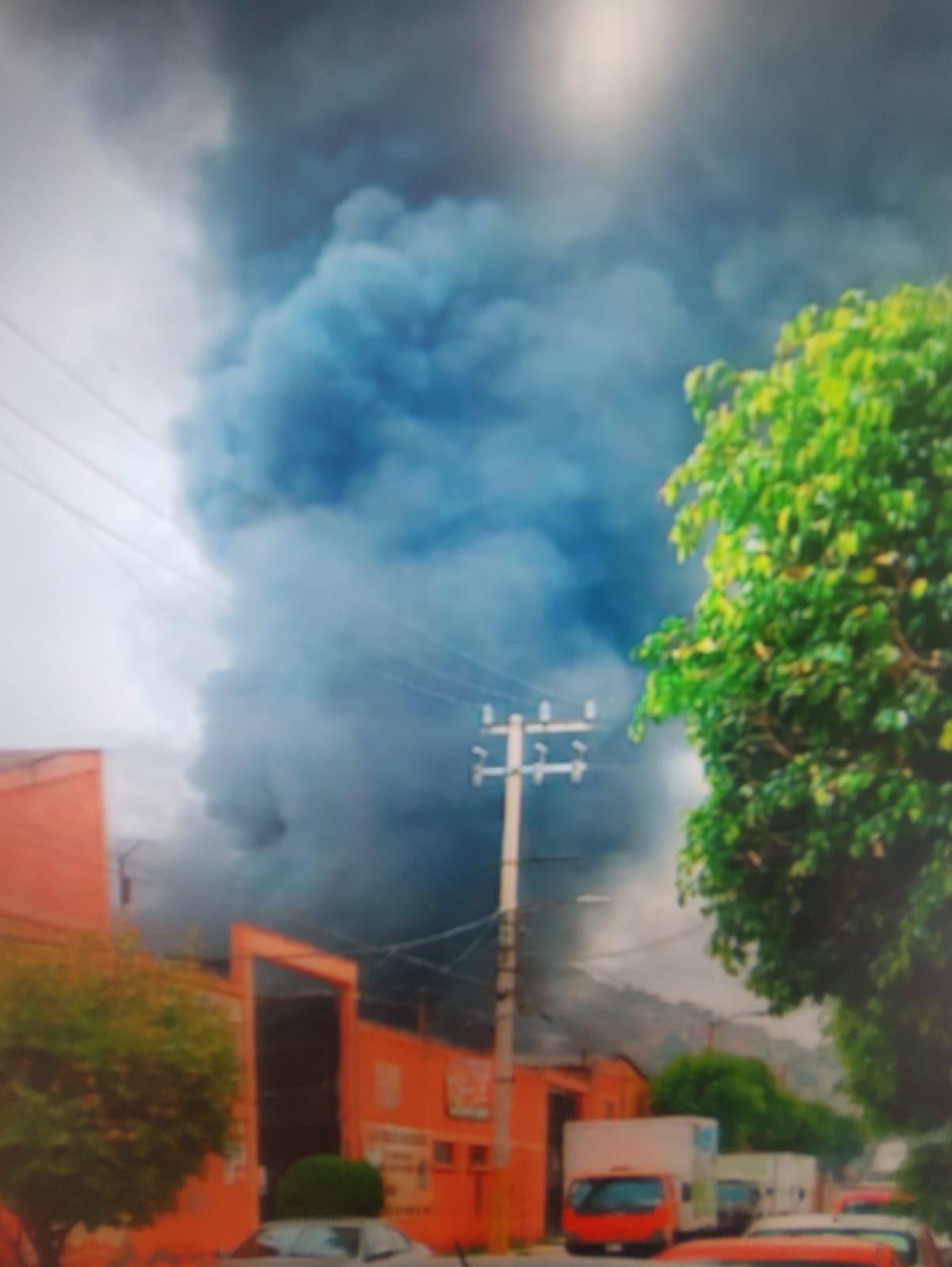 #Un incendio en una fábrica de pinturas en Ecatepec dejó perdidas materiales 