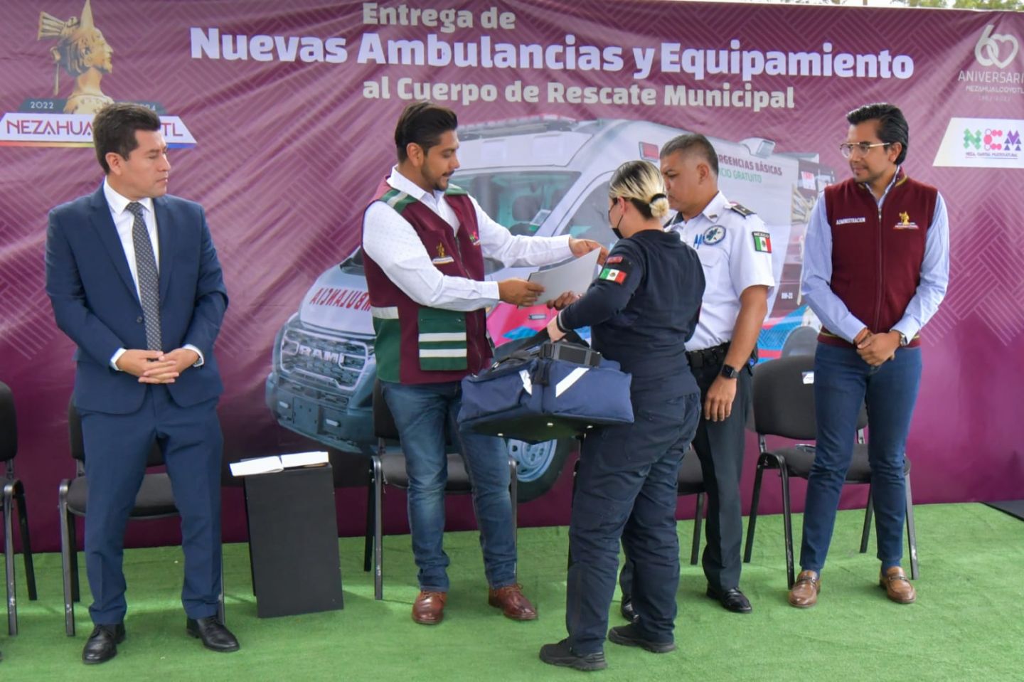 #Adolfo Cerqueda, alcalde de Neza entregó ambulancias al cuerpo de rescate