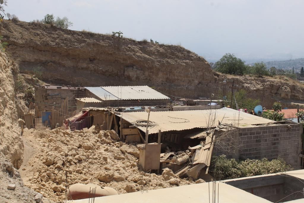 #Desgajamiento de cerro deja dos viviendas sepultadas en Chimalhuacán no hay víctimas: PC