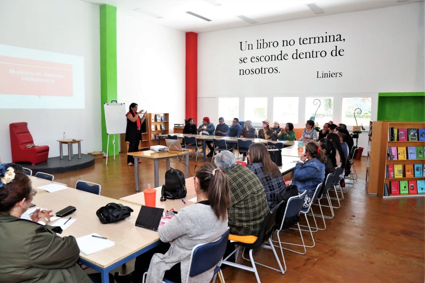 Imparten Taller ’Por una Biblioteca Pública Viva’
en Conmemoración del Día del Bibliotecario.