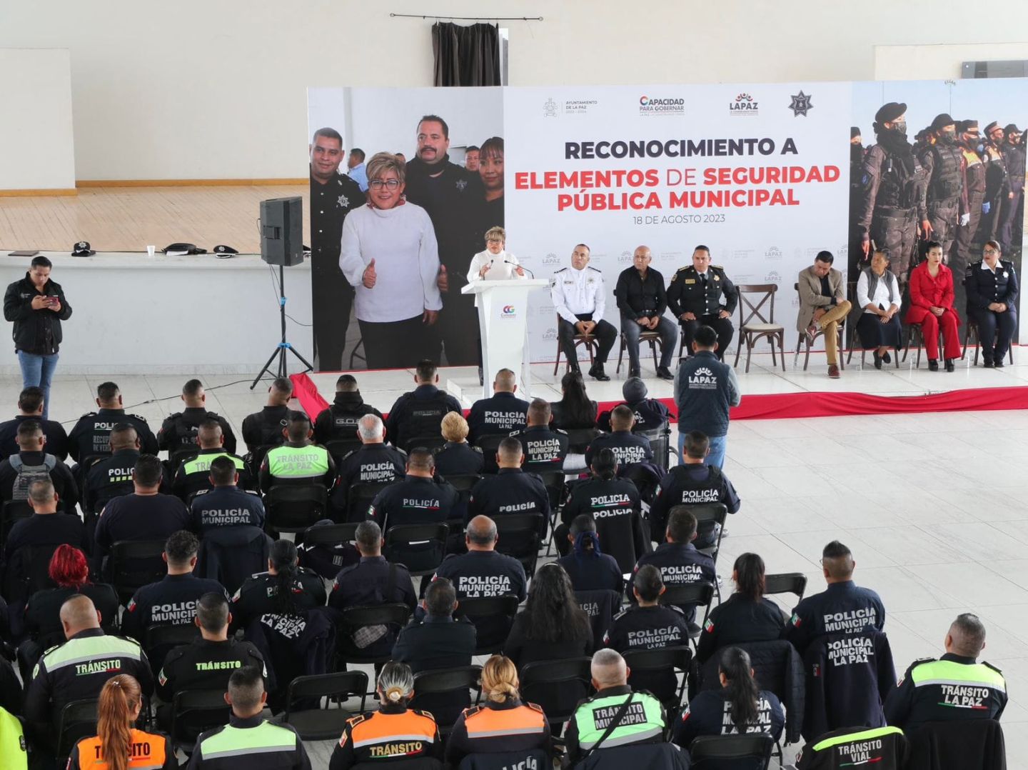 En La Paz, Cristina González Cruz, Entrega
Estímulos Económicos a Policías Destacados.