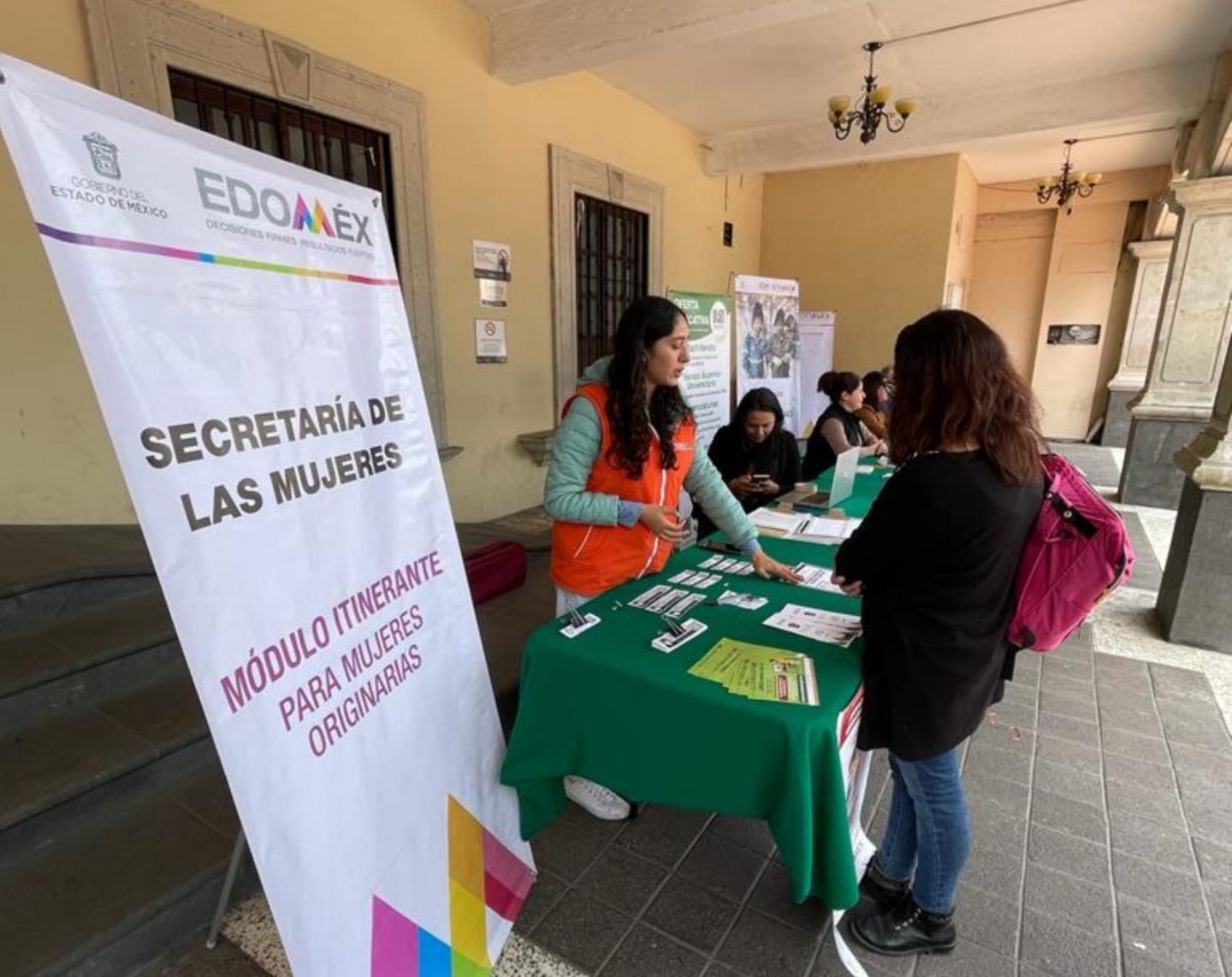 Son Módulos Itinerantes del GEM una
Opción Para Atender a las Mexiquenses.