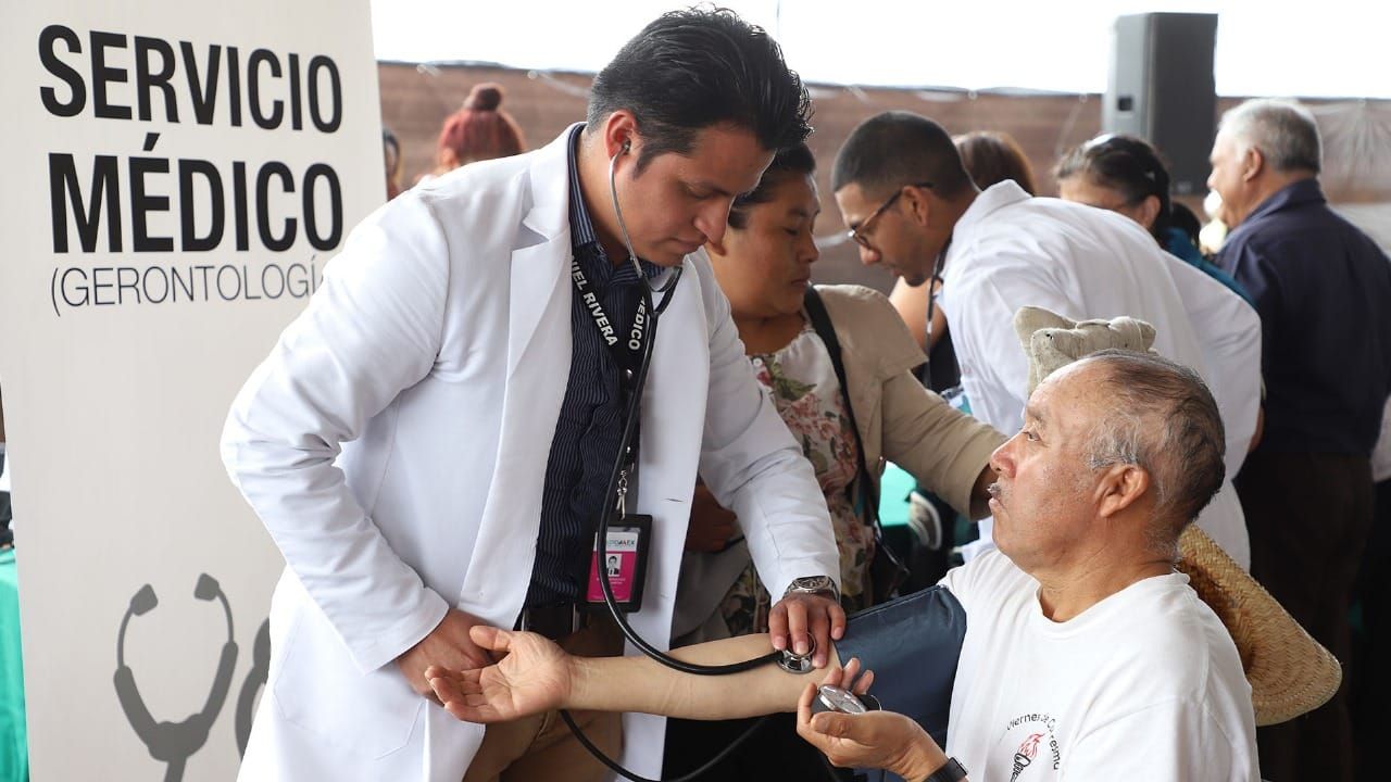 Enseñan a Adultos Mayores Cuidados
Para Preservar la Salud Bucal.