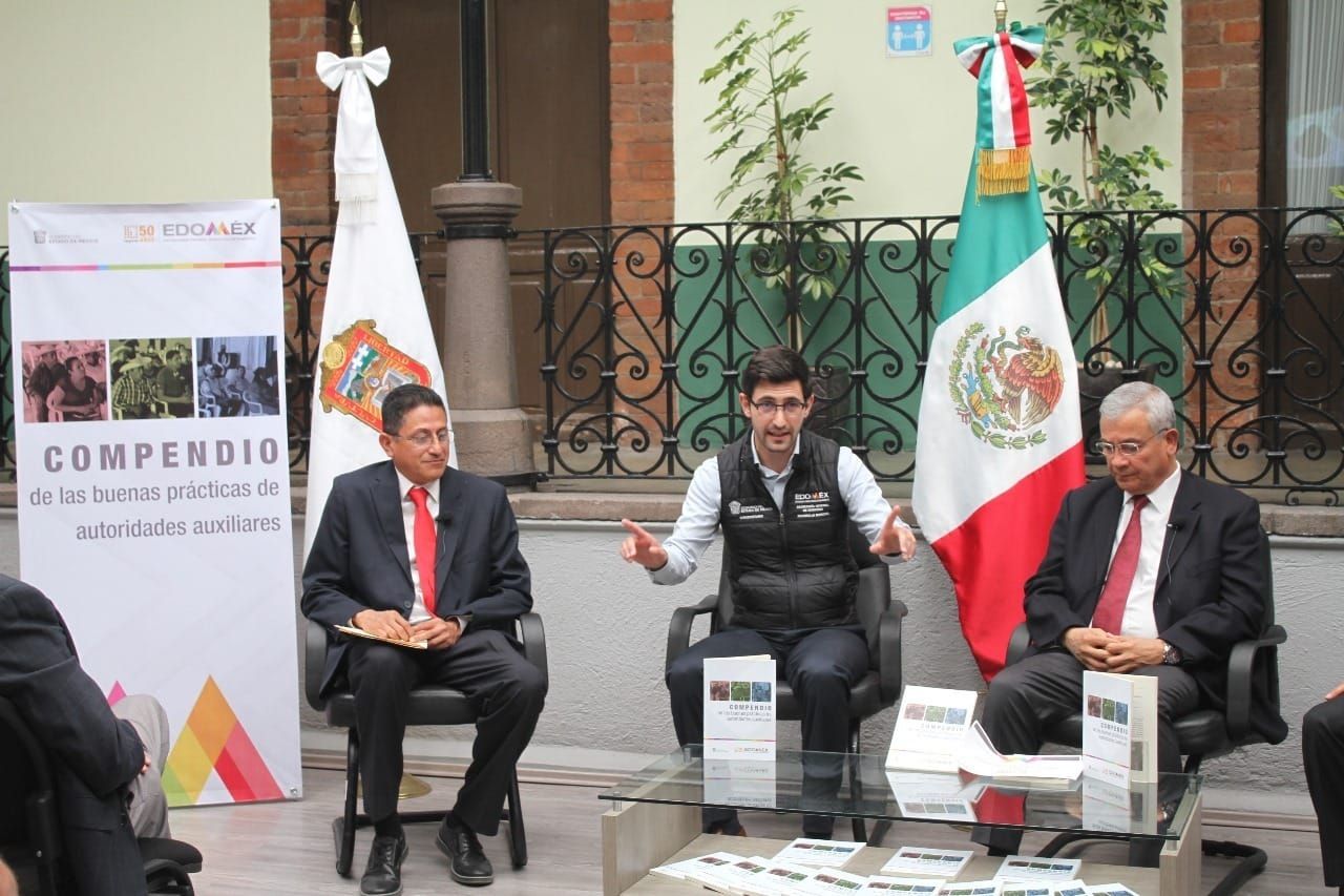 Presentan Libro ’Compendio de las Buenas
Prácticas de Autoridades Auxiliares’ en EDOMÉX.