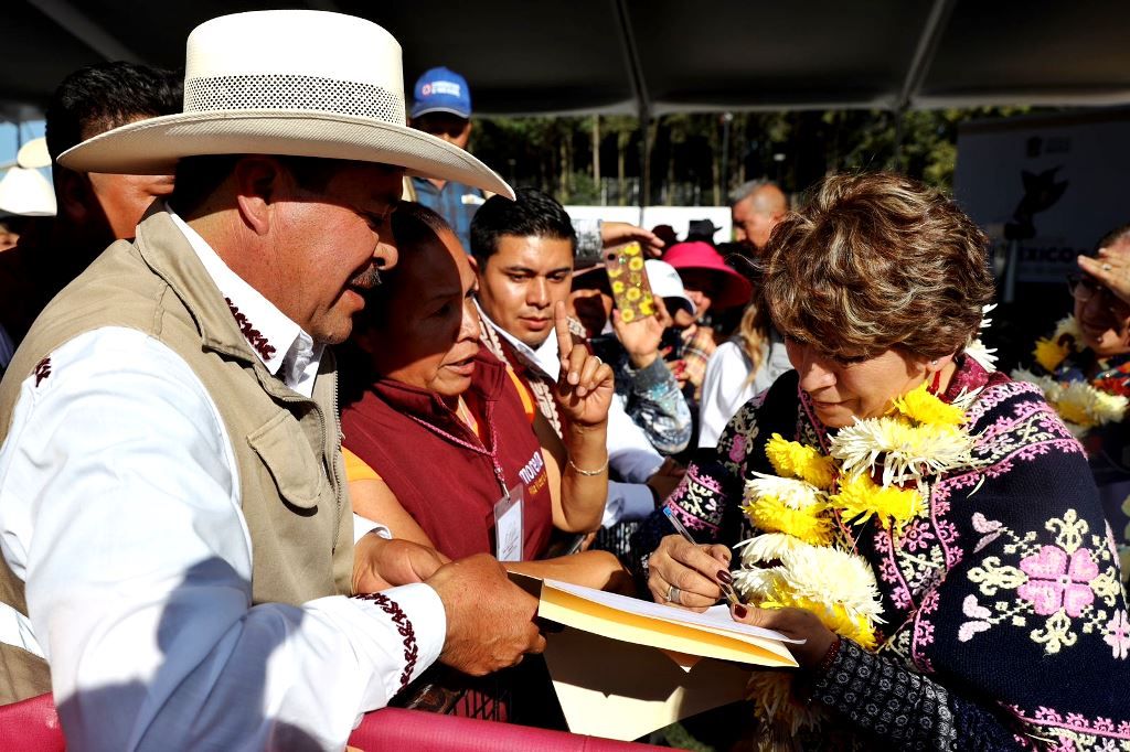 Delfina Gómez inaugura plan de rehabilitación de caminos en Villa Victoria región mazahua