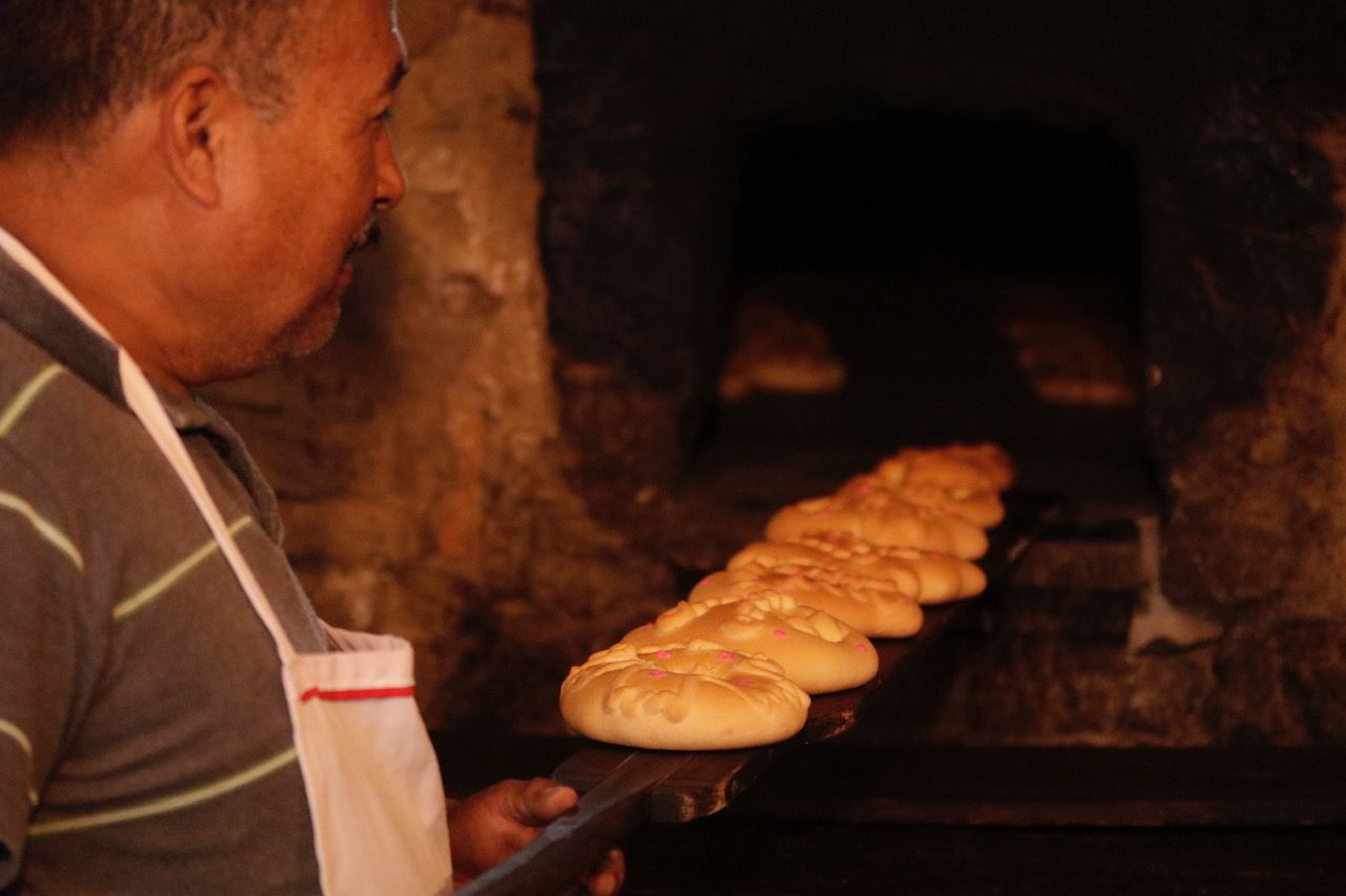 Conserva Tenancingo tradición Otomí para elaborar pan de muerto 