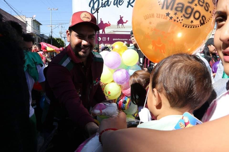 Adolfo Cerqueda alcalde de Nezahualcóyotl entrego juguetes por Día de Reyes