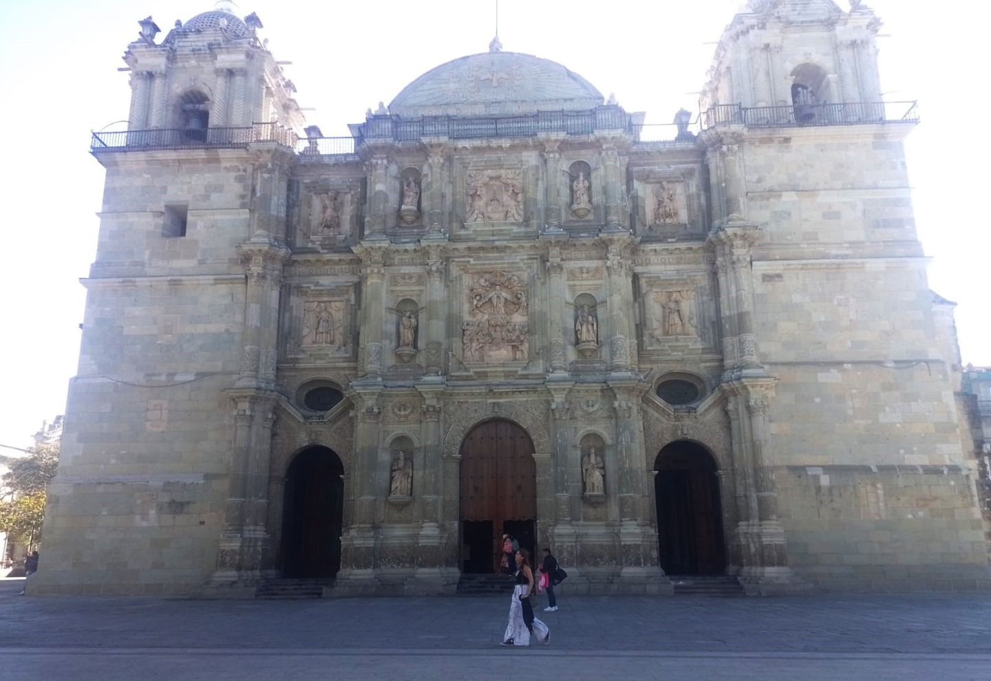 Realizan limpieza exterior de la catedral metropolitana de Oaxaca, bajo supervisión del INAH