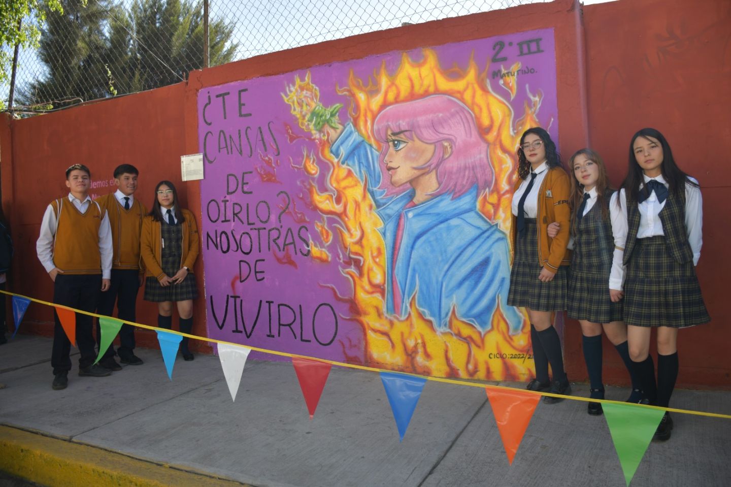 Estudiantes de Neza pintan murales por Día Internacional de la Mujer