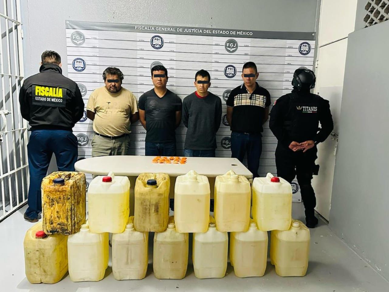 Policía de Neza detiene a cuatro por venta ilegal de hidrocarburo