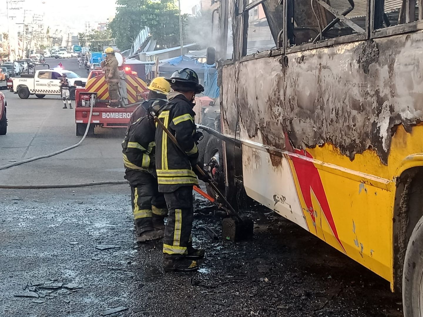 Sofoca Bomberos de Acapulco incendio de un camión de transporte público 