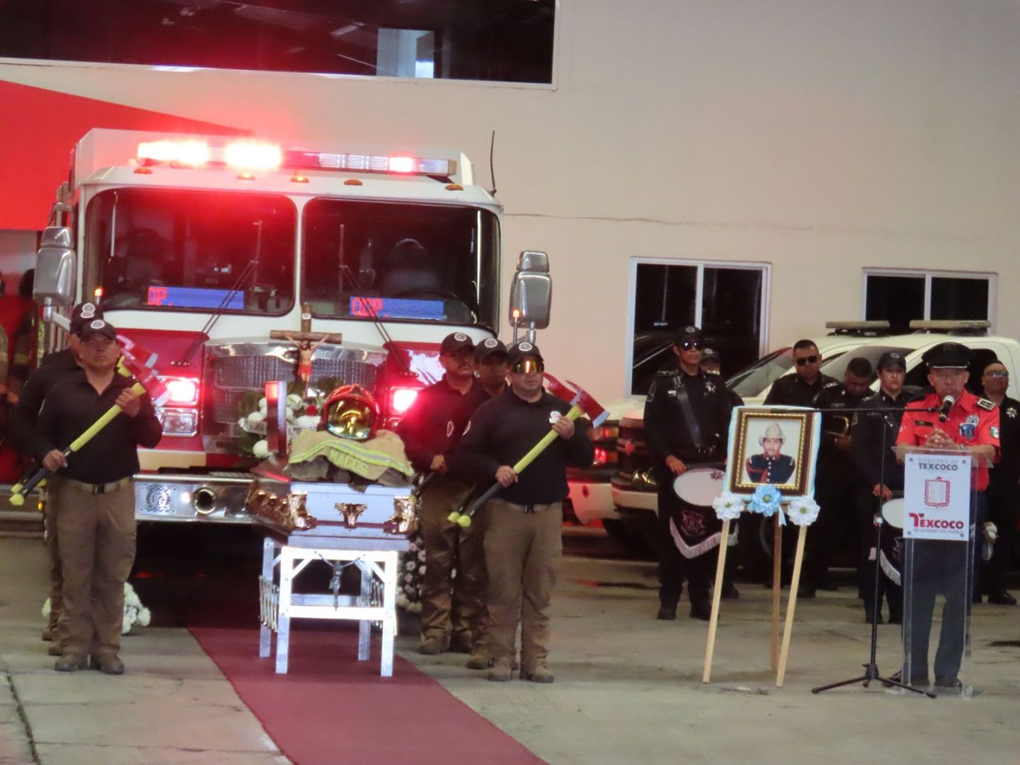 DESPIDEN CON HOMENAJE Y GUARDIA DE HONOR A BOMBERO FALLECIDO DE TEXCOCO