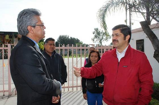 Padres de familia piden inversión para obras educativas en Texcoco