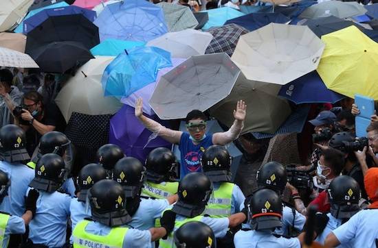 En Hong Kong los paraguas protegen de la policía
