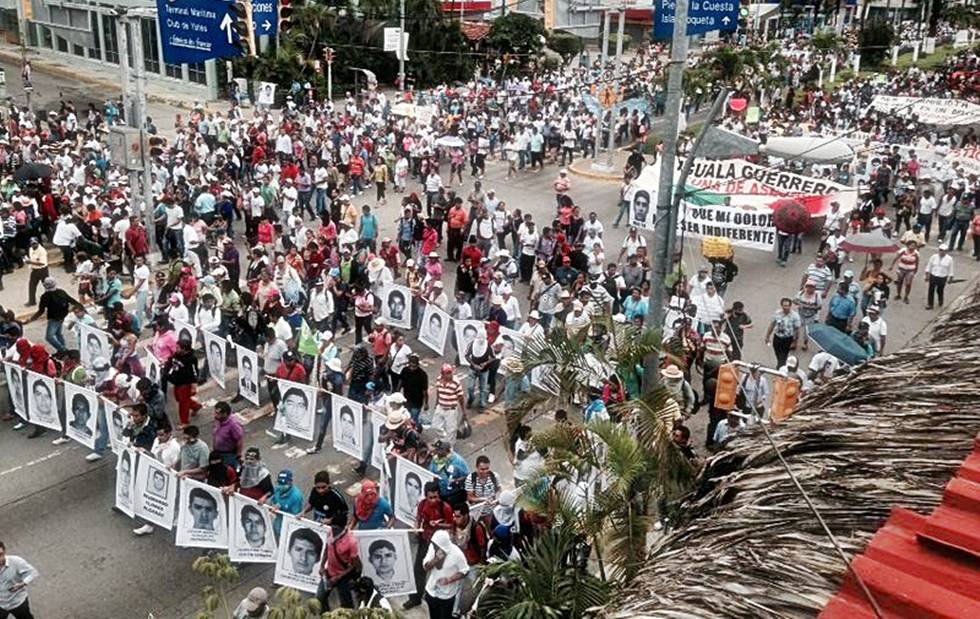 En forma pacífica, marchan miles en apoyo a normalistas de Ayotzinapa