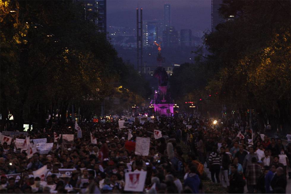 Mitin en el Zócalo por normalistas de Ayotzinapa
  
