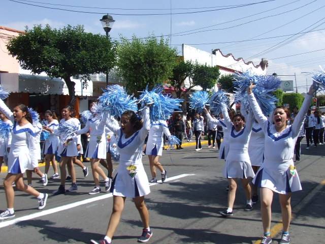 Animoso y colorido el desfile en Texcoco