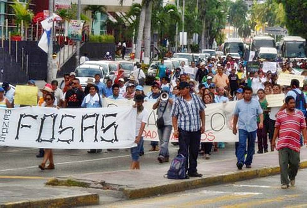 Llega al DF primera caravana con normalistas de Ayotzinapa