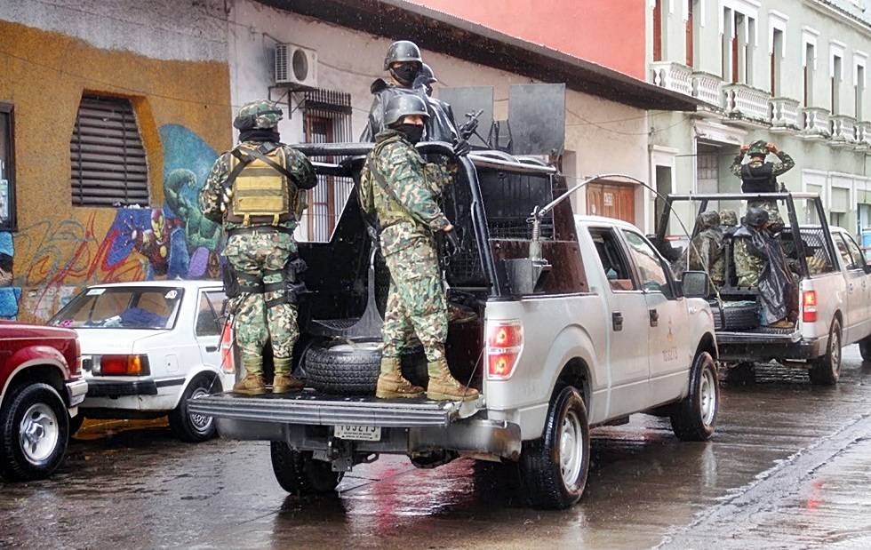 Roban camioneta y armas de la Marina en Valle de Chalco