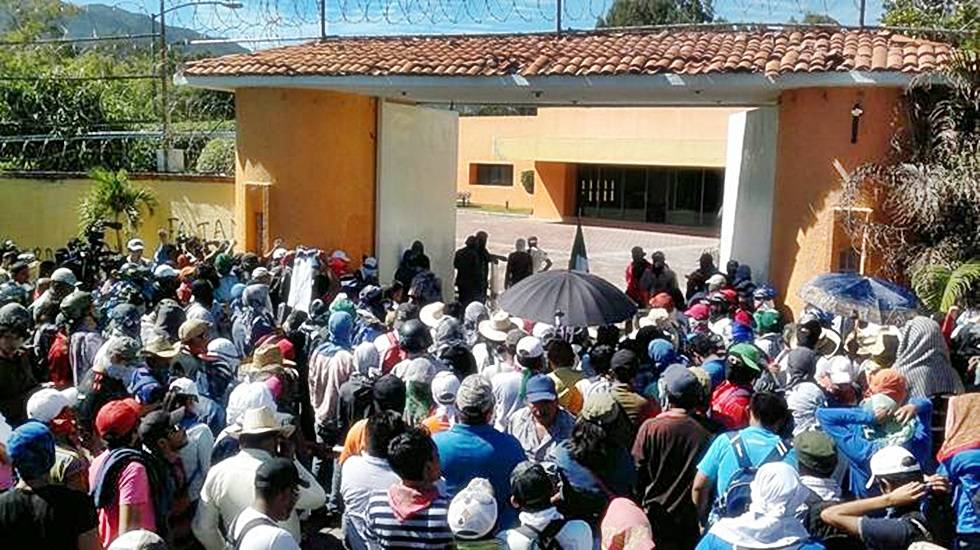 “Ayotzi vive” y “Nos hacen falta 43″, pintas de manifestantes en Casa Guerrero