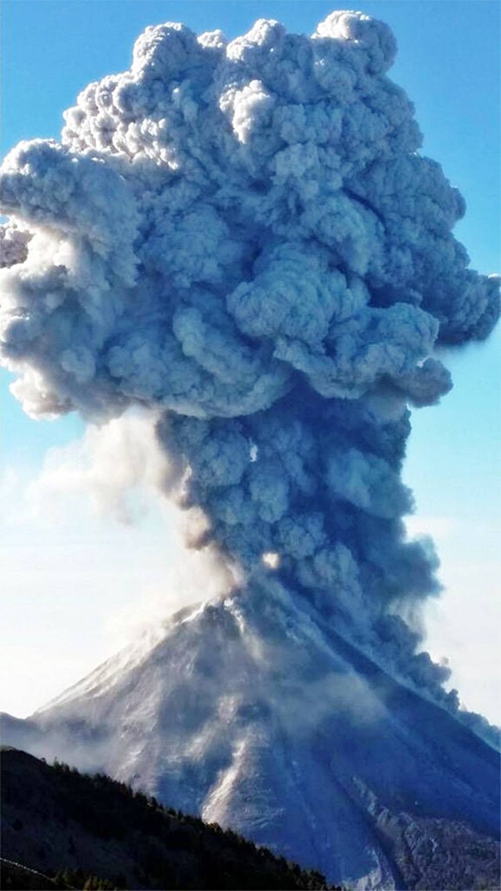Lanza volcán de Colima espectacular exhalación de cuatro kilómetros