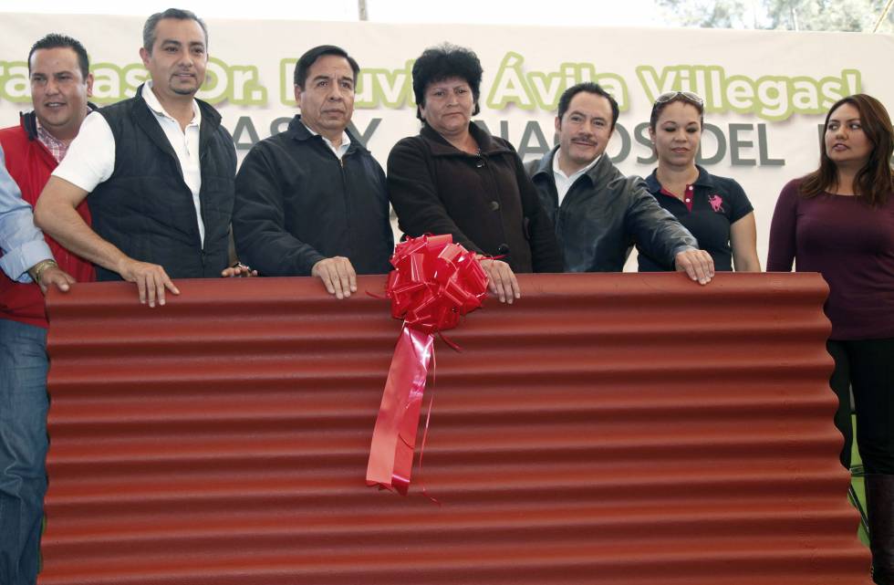 Contribuye Ecatepec a mejorar viviendas con entrega de tinacos y láminas