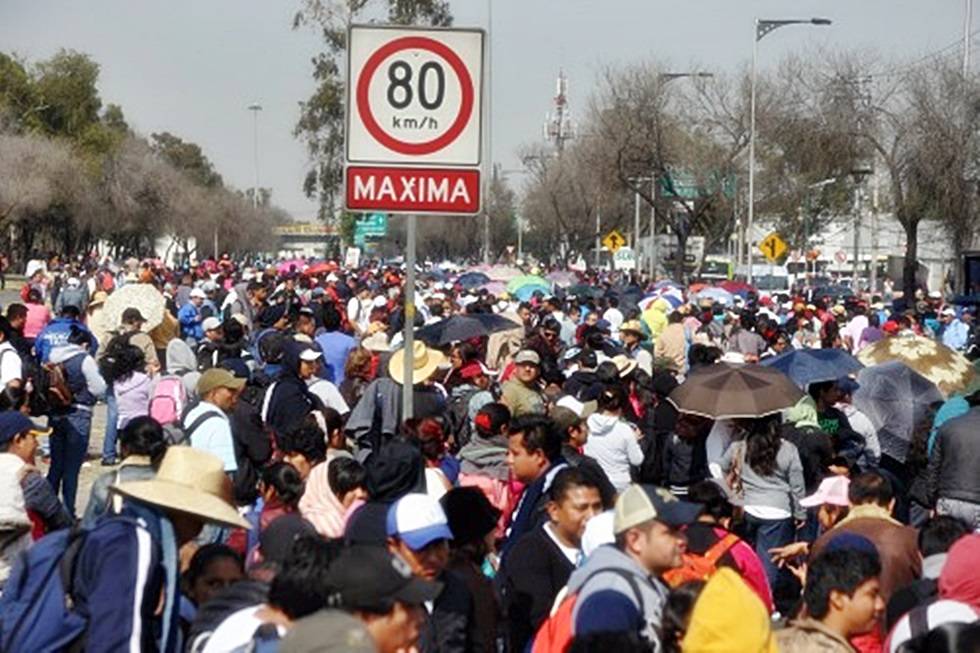 Marchan en el DF a cuatro meses de la tragedia en Ayotzinapa
	
