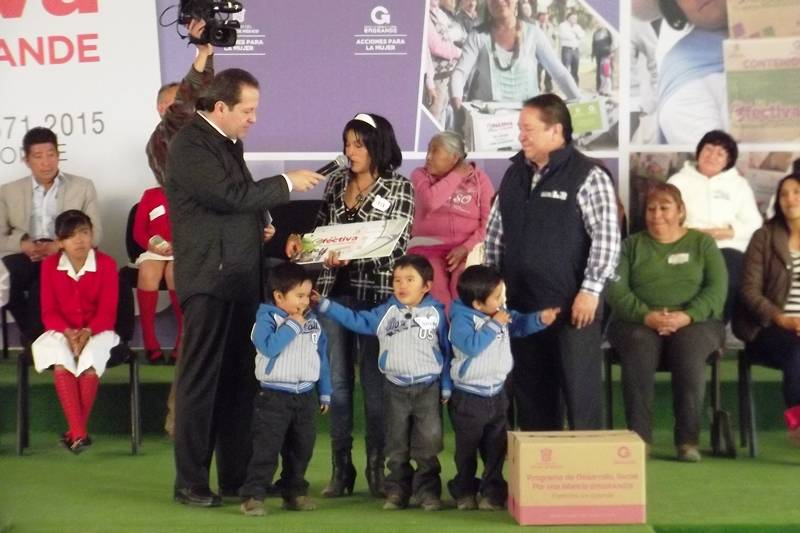 Entrega Eruviel Ávila en la región de Atenco tarjetas la efectiva para compra de útiles escolares 