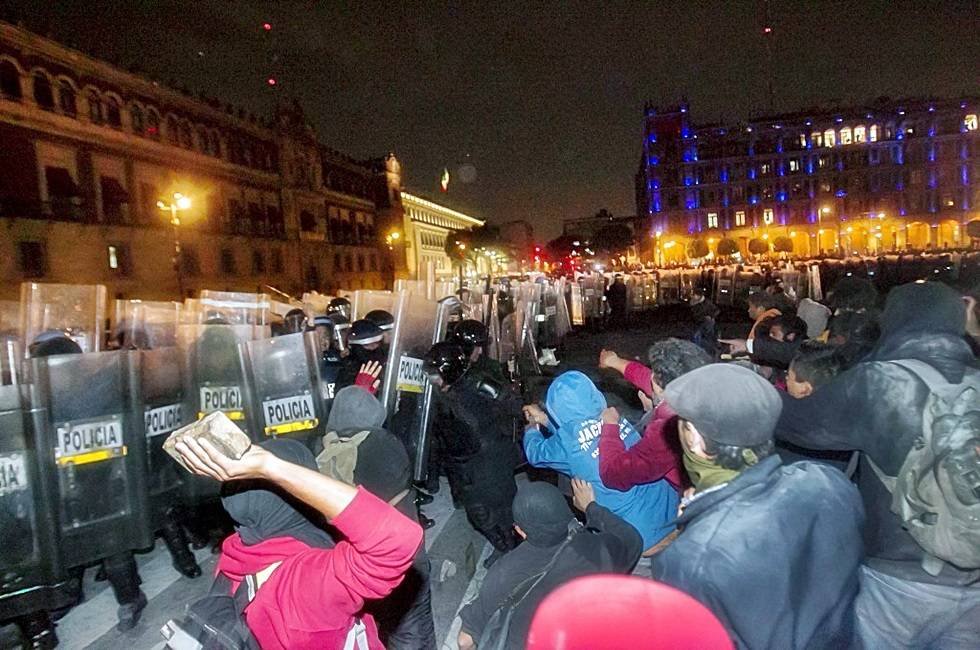 Gobierno advierte firmeza contra grupos infiltrados de Ayotzinapa