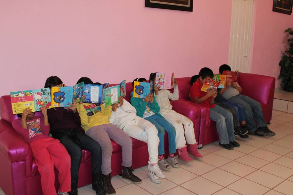 Dona Ecatepec libros a pequeños de la Casa Hogar  Municipal
