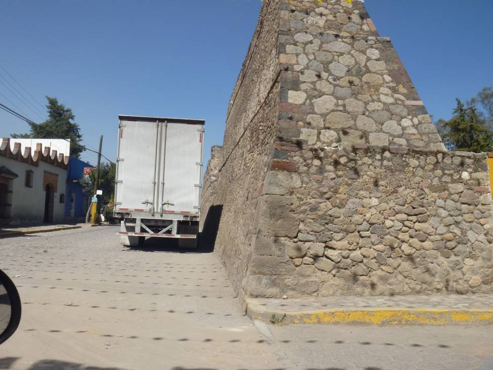Traileros atentan contra Muralla de Huexotla