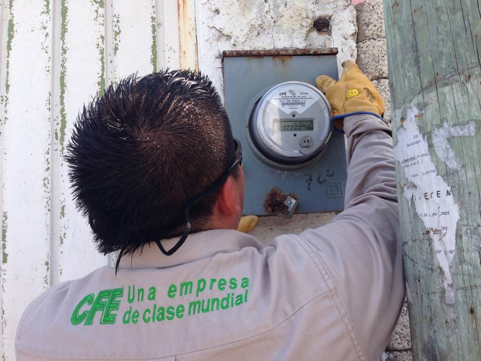 Empleados de Comisión Federal de Electricidad extorsionan a vecinos en Coacalco