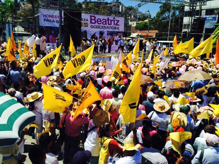 Beatriz Mojica muestra el músculo; reúne a miles en Acapulco por su inicio de campaña  