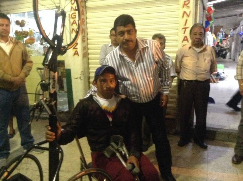 Entregan autoridades municipales bicicleta especial a competidor texcocano de alto nivel