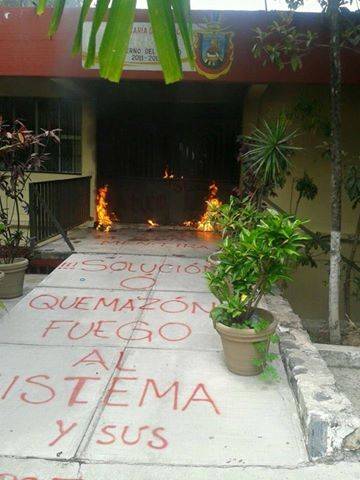 Normalistas lanzan bombas molotov al edificio de educación en Guerrero