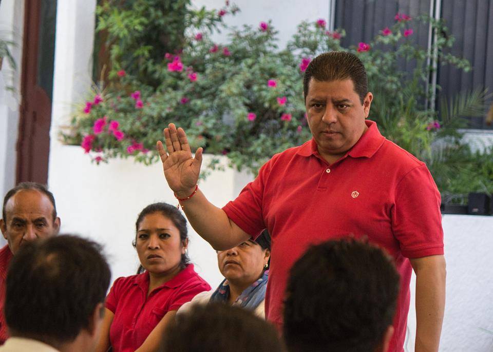 Luis Enrique Islas establece compromisos vecinales