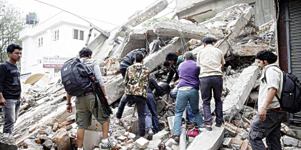 Nuevo terremoto de 7.3 grados sacude Nepal; reportan al menos 24 muertos