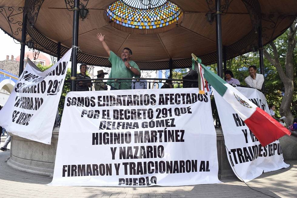 En Texcoco, Delfina Gómez Álvarez e Higinio Martínez firmaron el decreto a espaldas del pueblo