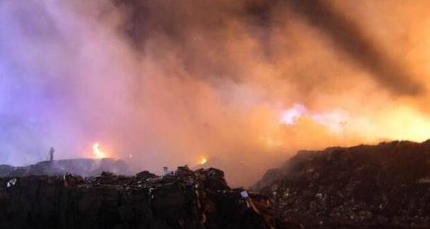 Aparatoso incendio en Nezahualcóyotl, en el Bordo de Xochiaca