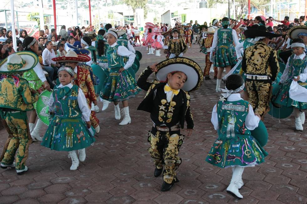 Música de carnaval hace bailar a visitantes en el guerrero Chimalli
