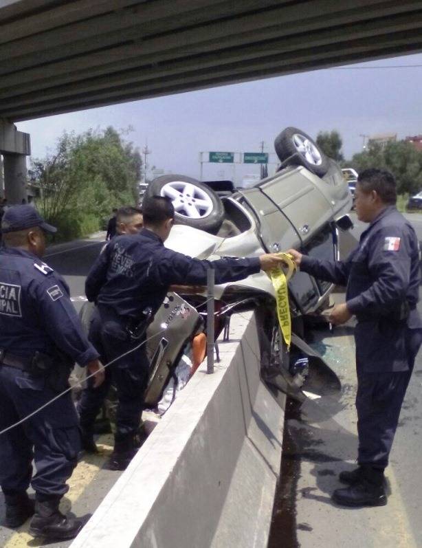 Camioneta se accidenta en Texcoco; “voló” de un puente