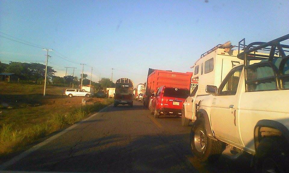 Bloquean carretera en Costa Chica y desquician el tráfico 