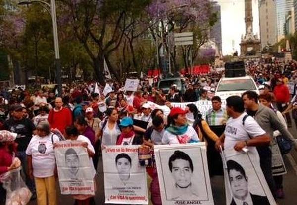 Inician padres de los normalistas de Ayotzinapa huelga de hambre en DF